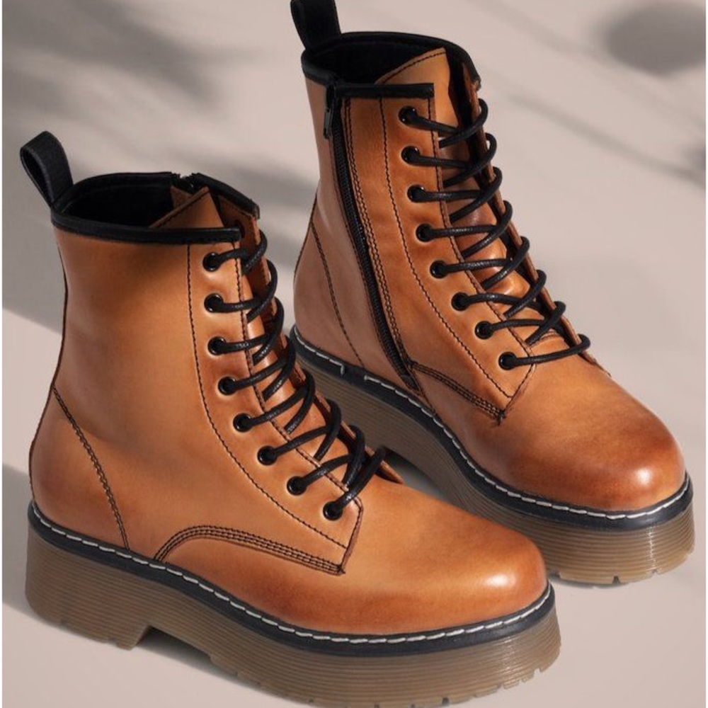 ISO Roolee Elvis boots tan size 6 or 7.